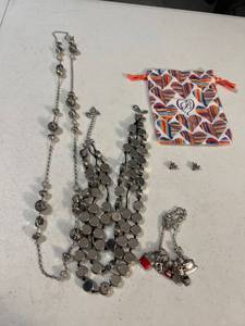 lot 3062 image: Womens jewelry