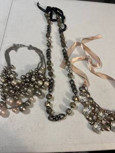 lot 3066 image: Necklaces