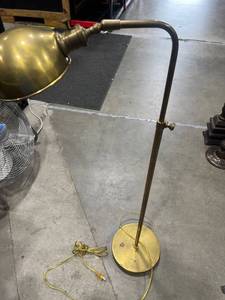 lot 3075 image: Brass floor lamp 44 inches tall