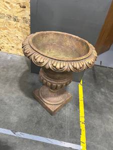 lot 3101 image: Decorative urn 26x24