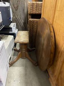lot 3111 image: Wooden pedestal dining table 28 x 41 in