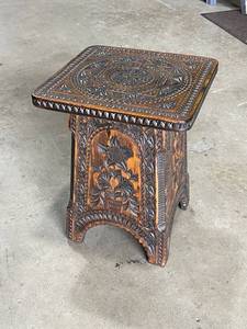 lot 402 image: Hand carved vintage end table or plant stand 16 x 12 x 12 in