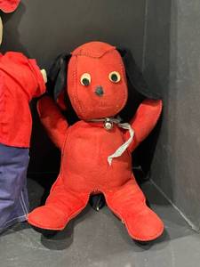 lot 4011 image: Vintage Raggedy Andy and other stuffed animals