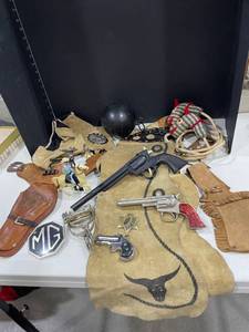 lot 4023 image: Cap guns and other toys