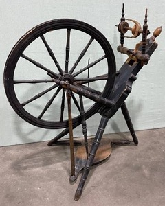 lot 400 image: Antique 17th century (1600s) Norwegian 22 in spinning wheel still works