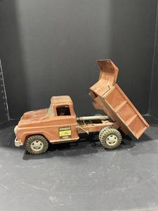 lot 4002 image: Vintage Tonka hydraulic dump truck