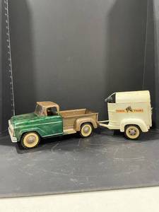 lot 4003 image: Vintage Tonka Farm truck with horse trailer and 2 horses