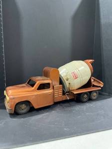 lot 4004 image: Vintage Strutco ready mix concrete truck