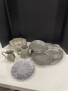 lot 4048 image: Pewter items