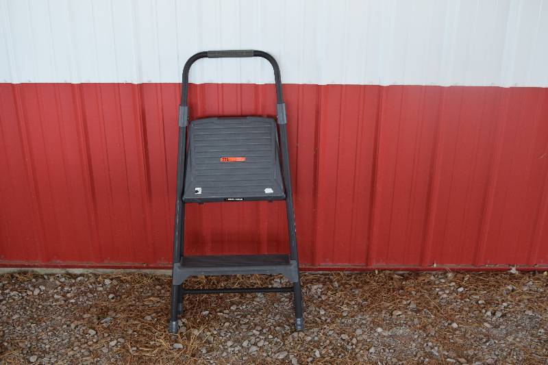 lot 21 image: Black & Decker Step Stool