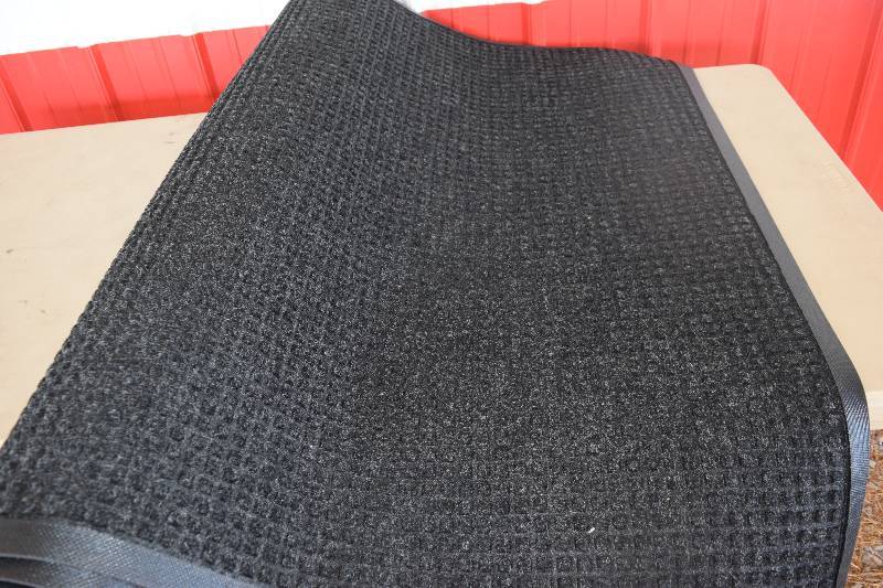 lot 31 image: Commercial Rug