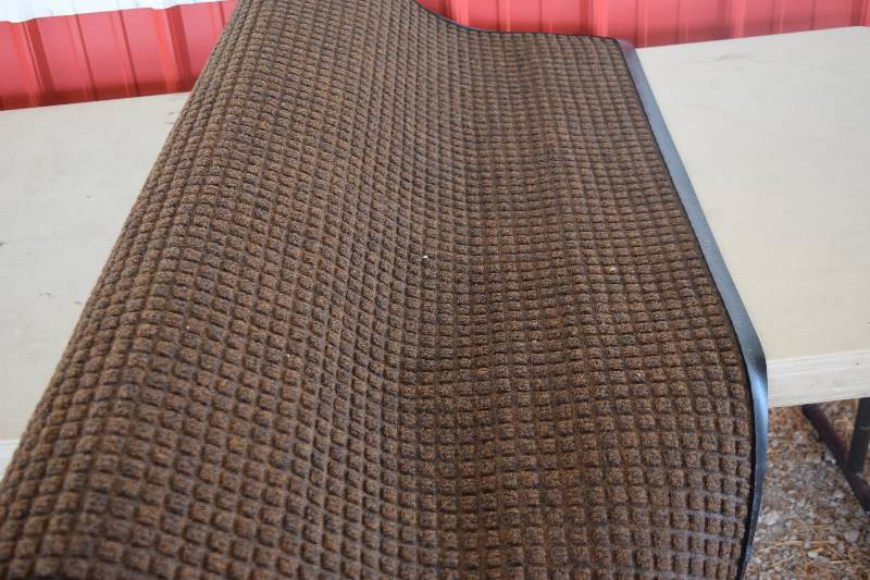 lot 48 image: Commercial Rug