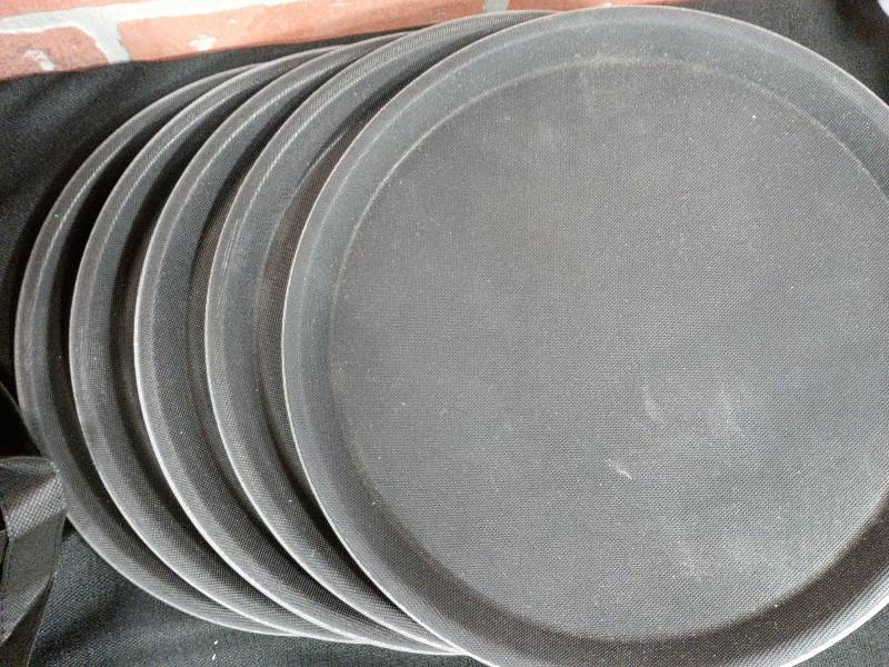 lot 73 image: Carlisle 1100 GL Grip Lite Non Skid Round Food Service Trays