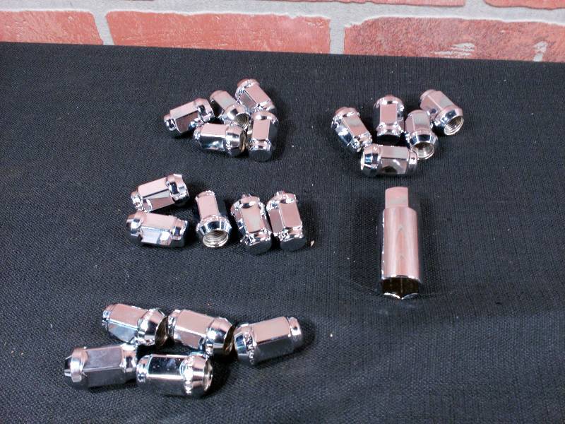 lot 101 image: Lot of Lugnuts