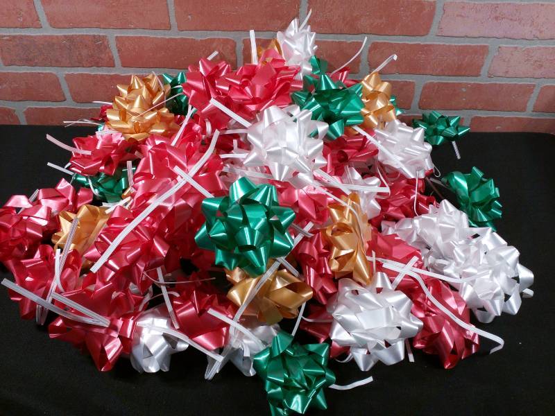 lot 213 image: Twist-Tie Gift Bows