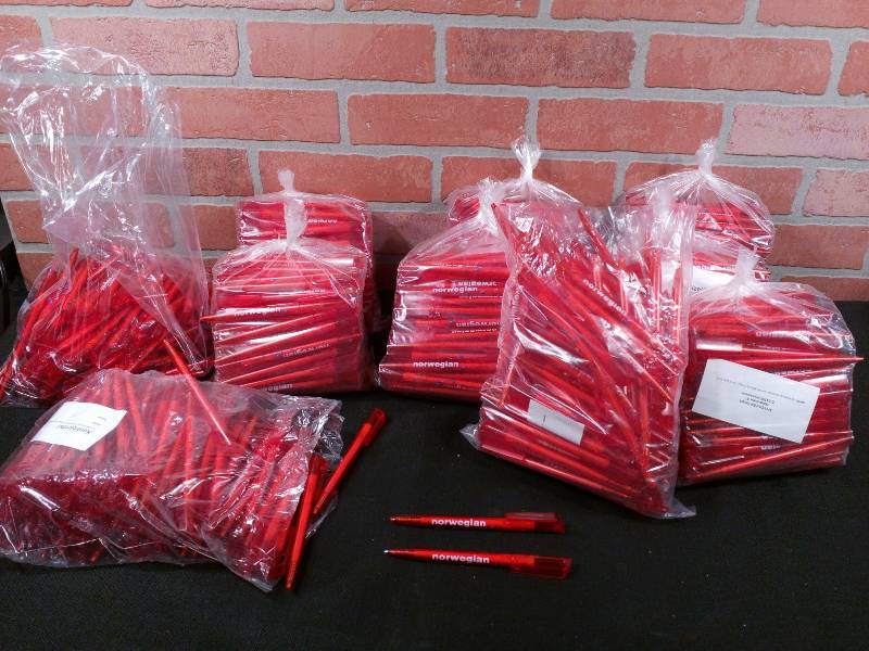 lot 214 image: Twist-Style Writing Pens With Logo