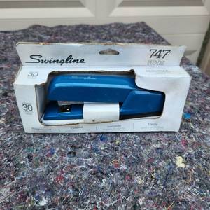 lot 261 image: Swingline 747 Business Metal Desktop Stapler 20 Sheet Capacity, Black
