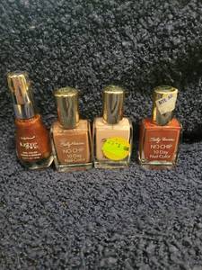 lot 322 image: Lot of 4 Fingernail Polish