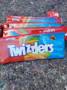 lot 211 image: LOT OF 6 - Twizzlers Rainbow Candy Pencil Case Set