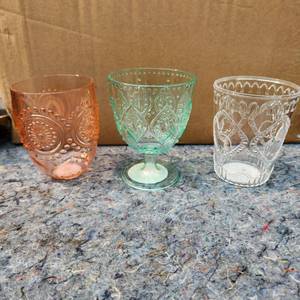 lot 420 image: Lot of 30 Variety Plastic Drinking Glasses