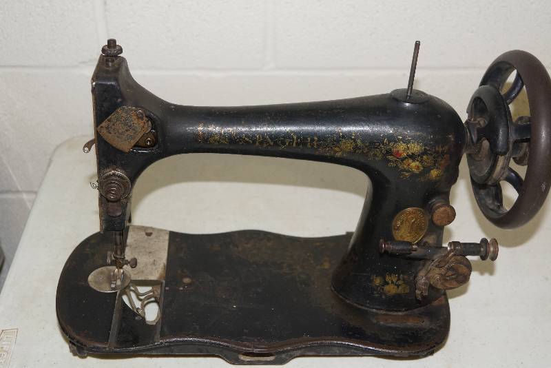 lot 511 image: Antique Singer Treadle Sewing Machine