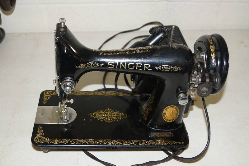 lot 514 image: Singer Sewing Machine- Cast Electric Foot Feed