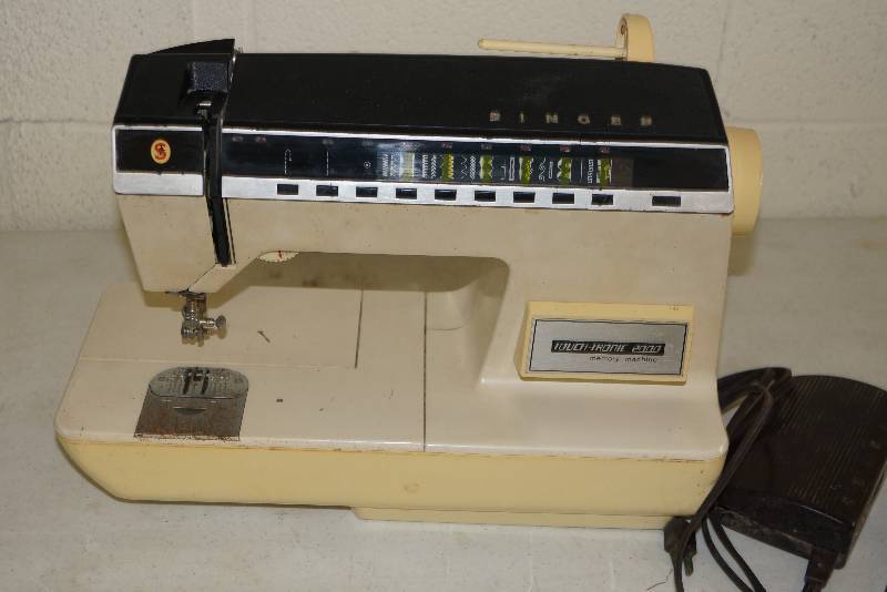 lot 513 image: Singer Touch-Tronic 2000 Sewing Machine