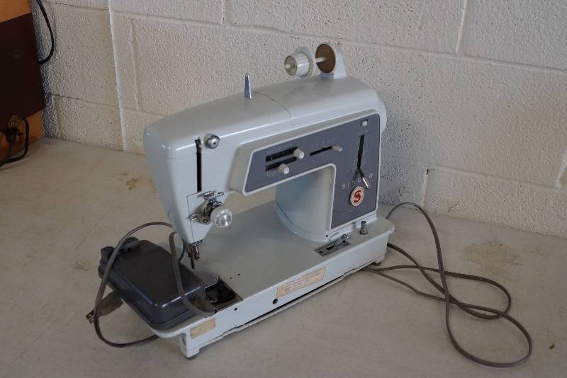 lot 516 image: White Electric Singer Sewing Machine
