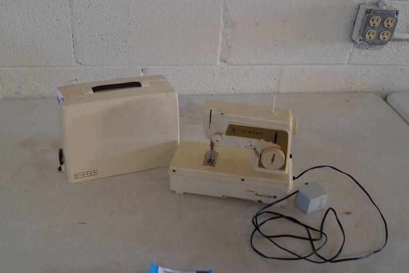 lot 2005 image: Singer Touch and Sew- Child Size MachineToy