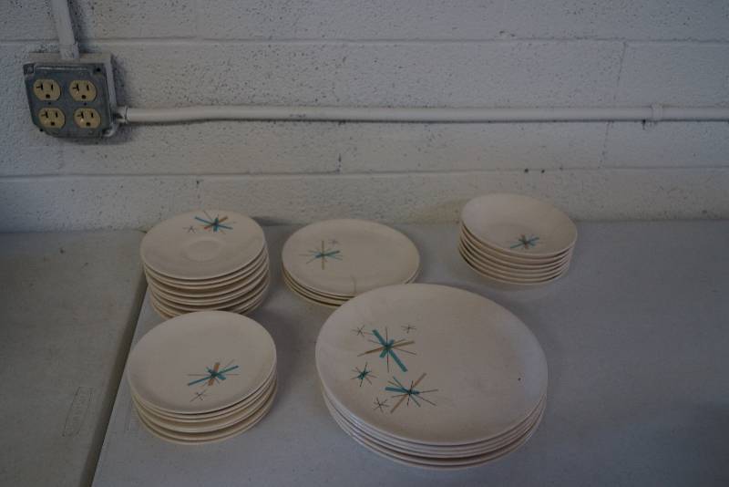 lot 529 image: Mid Century Salem China North Star China Lot
