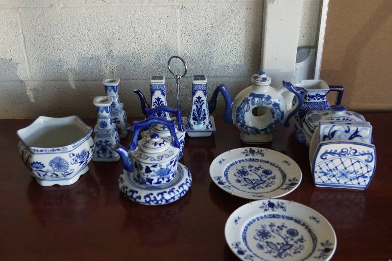 lot 572 image: Christina Bavarian Porcelain China- West Germany  Large Collection