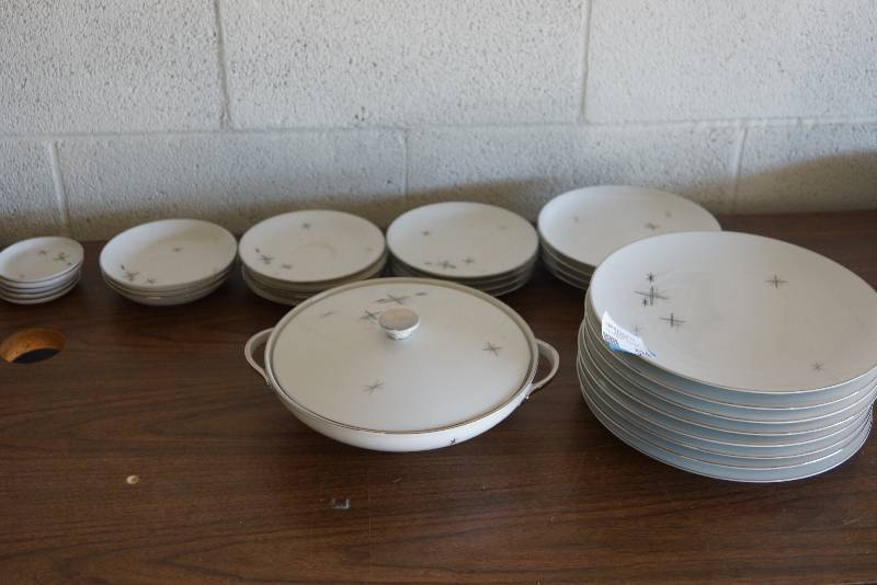 lot 574 image: Vintage Starlight  Crown Jewel China Collection- Plates Tureen and More