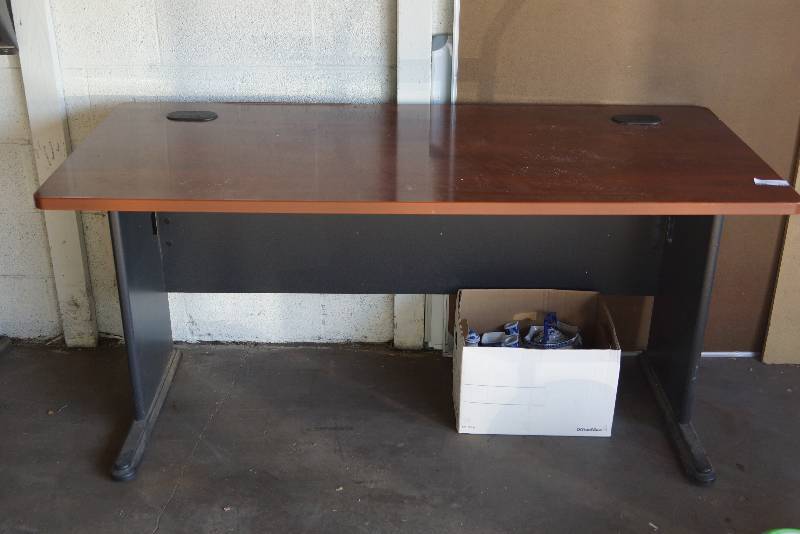 lot 576 image: 5 Ft  Office Desk