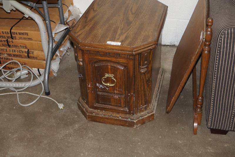 lot 590 image: Vintage Retro Style End Table