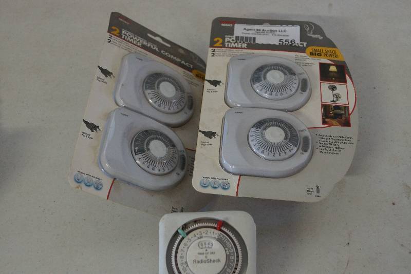 lot 556 image: Lot of 5 Electrical TImers- 4 NEW and SEALED
