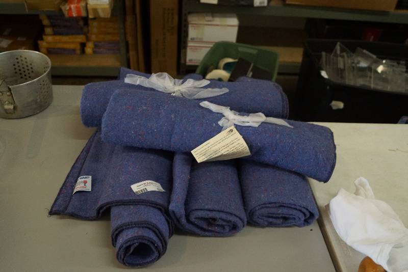 lot 570 image: 5 New Lap Blankets
