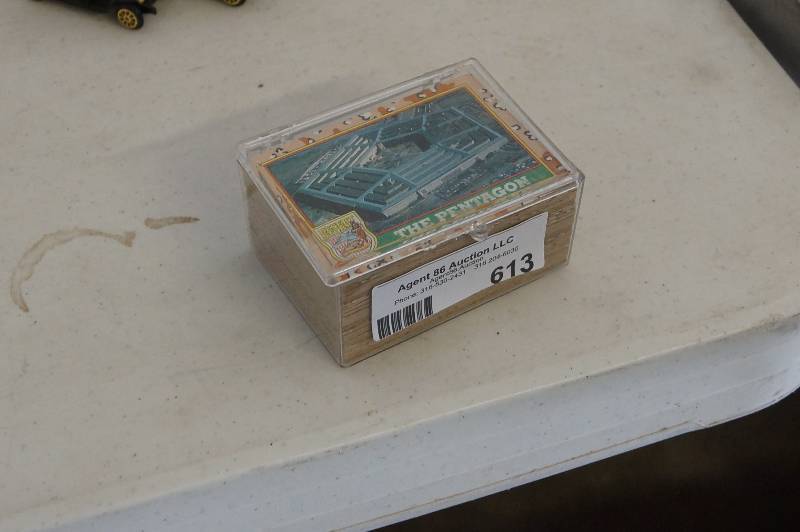 lot 613 image: Desert Storm Trading Cards