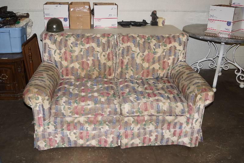lot 7 image: Floral Print Loveseat- Comfy