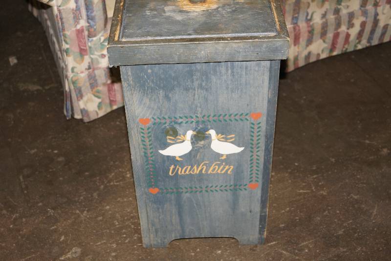 lot 6 image: Country Themed Trash Bag Holder