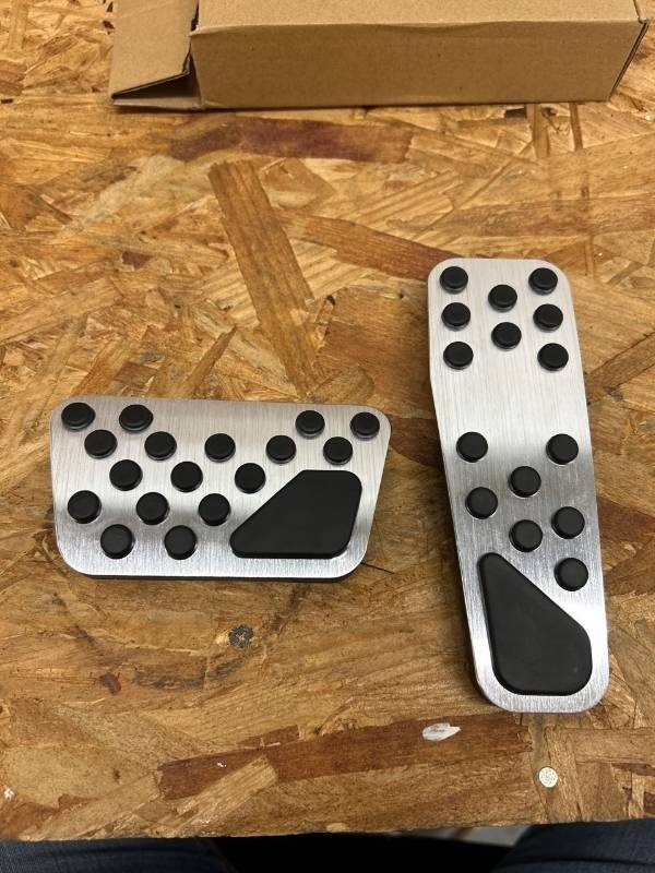 lot 51867 image: Break and Gas Pedal Cover