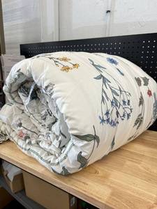 lot 41646 image: Queen reversible comforter set 3 pieces
