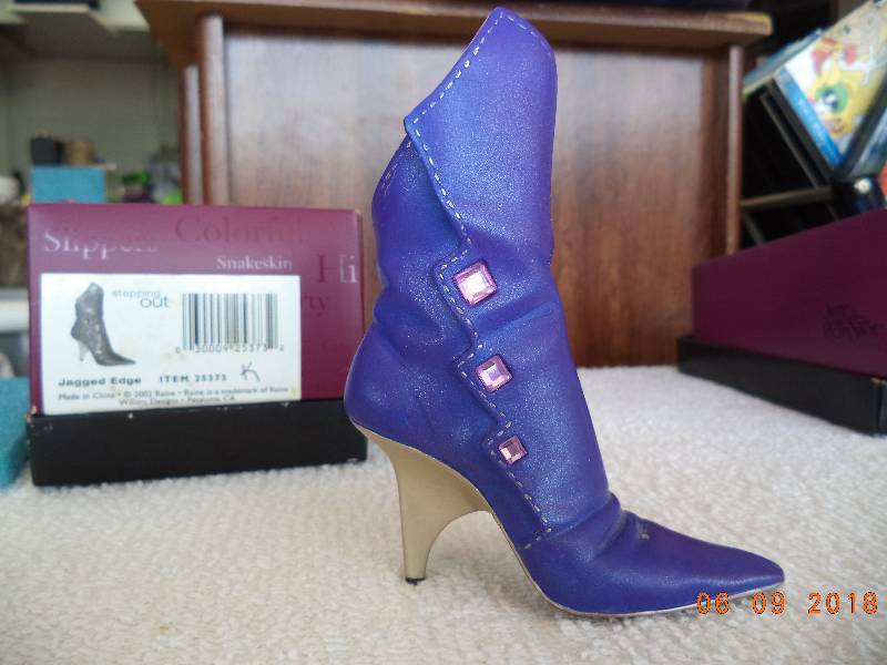 lot 1001 image: Just The Right Shoe Figurines- Collectibles- Jagged Edge and Passions