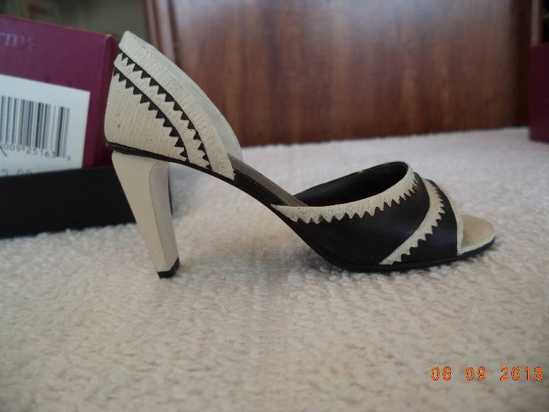 lot 1002 image: Just The Right Shoe Figurines- Collectibles- Dressed To Impress and Bow Me