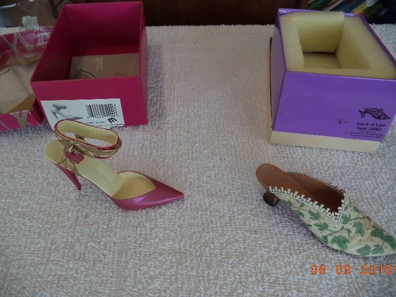 lot 1009 image: Just The Right Shoe Figurines- Collectibles-  Captive Heart and Touch Of Lace