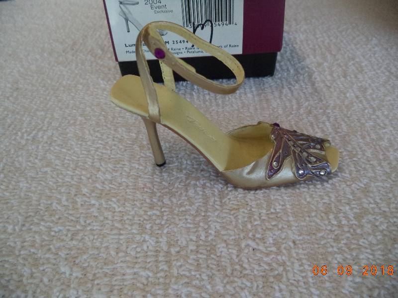 lot 1012 image: Just The Right Shoe Figurines- Collectibles-  Lumina and Los Cabos