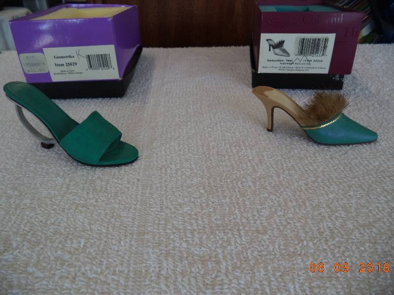 lot 1015 image: Just The Right Shoe Figurines- Collectibles-  Geometrika and Seduction-Teal
