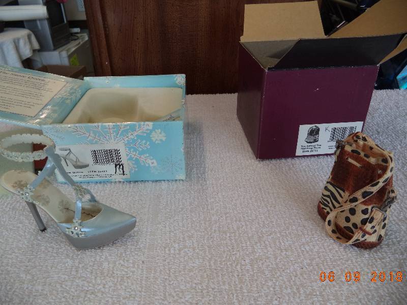 lot 1021 image: Just The Right Shoe Figurines- Collectibles-  Snow Queen and You Animal Purse