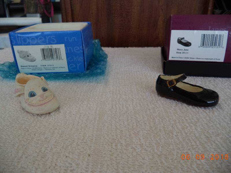 lot 1022 image: Just The Right Shoe Figurines- Collectibles-  Sweet Dreams and Mary Jane
