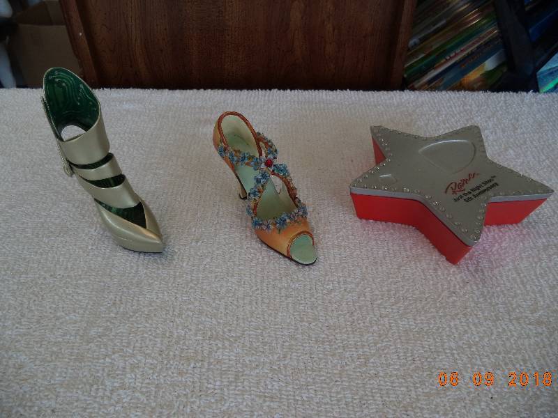 lot 1028 image: Just The Right Shoe Figurines- Collectibles-  Lot of 3