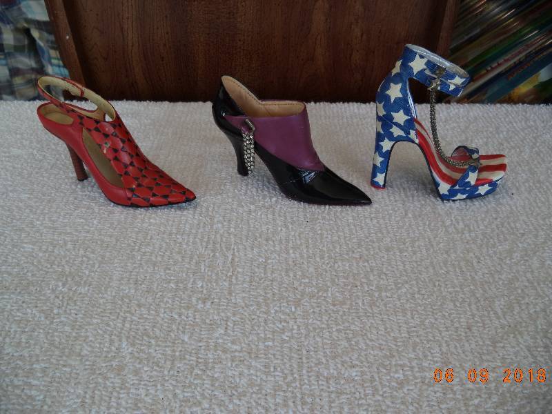 lot 1029 image: Just The Right Shoe Figurines- Collectibles-  Lot of 3   High Heels  LOOK